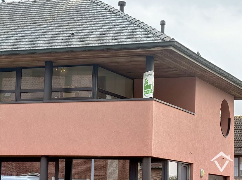 Dit instapklaar appartement te Roeselare bestaat uit: Inkomhal - keuken - woonkamer - berging - 2 terrassen - badkamer - afzonderlijk toilet - 2 slaap