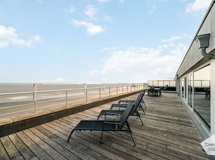 Dit ruime appartement is ideaal gelegen op de zeedijk in Blankenberge, op wandelafstand van de jachthaven, het centrum en het station.<br />
<br />
Bi