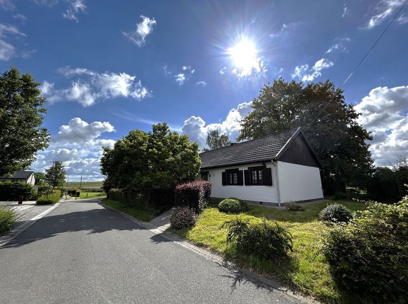 Charmant bungalow situé dans une rue calme et sans issue dans le village campagnard de Villers-Saint-Siméon sur la commune prisée de Juprelle.   <br /