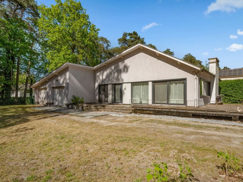 Deze te renoveren woning bevindt zich in een rustige straat op de grens van Keerbergen en Rijmenam. Ze is gelegen op een mooi perceel van 1.833 m² in