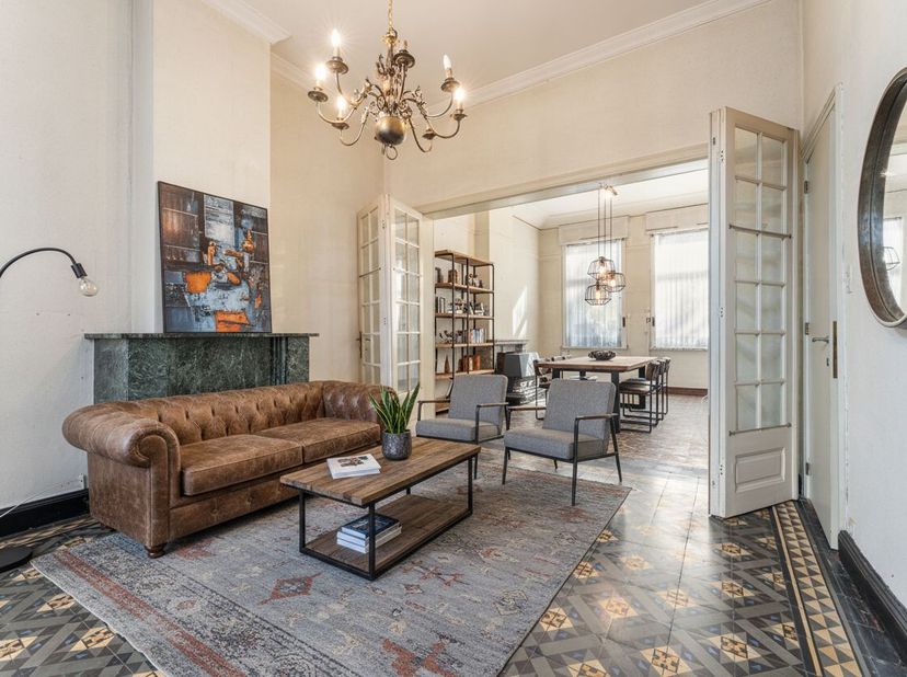 Deze te renoveren burgerwoning met authentieke elementen biedt heel wat potentieel voor wie op zoek is naar een karaktervol renovatieproject. Met een