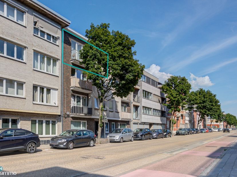 GERENOVEERD APPARTEMENT MET TWEE SLAAPKAMERS, TWEE BALKONS EN ONDERGRONDSE AUTOSTAANPLAATS NABIJ HET CENTRUM VAN HASSELT<br />
<br />
Dit gerenoveerde