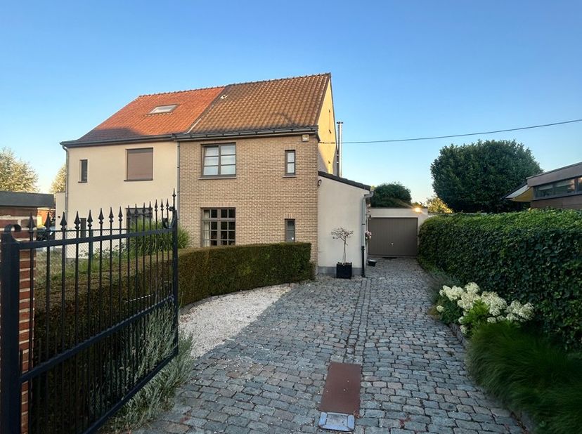 Deze woning is gelegen aan de Veldkantstraat 208 in Grimbergen en heeft een bewoonbare oppervlakte van 159 m².<br />
<br />
Op het gelijkvloers bevind