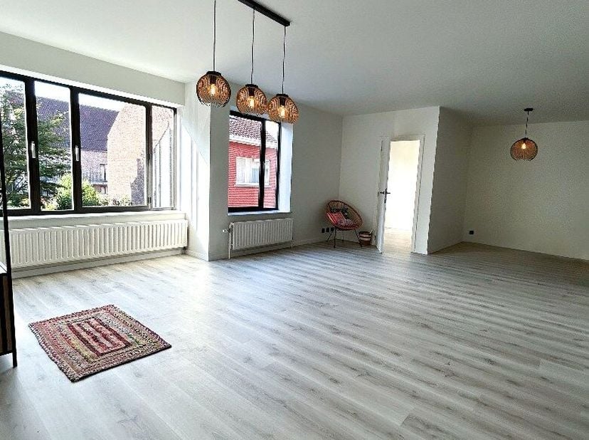 In een rustig gedeelte van Tienen centrum kan je dit zéér mooi gerenoveerd appartement komen bezoeken. Het appartement is gelegen op de eerste verdiep