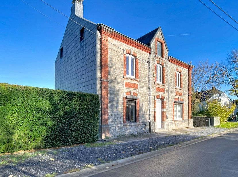 Imposant natuurstenen gebouw, gelegen in het hart van het charmante dorp Honnay.<br />
Deze authentieke woning onderscheidt zich door haar royale volu