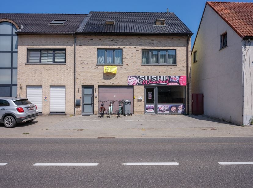 HANDELSPAND MET WOONST -<br />
<br />
Instapklaar.<br />
Goed gelegen.<br />
Met buitenruimte.<br />
EPC handelsruimte: label D.<br />
Bestuursmaatreg
