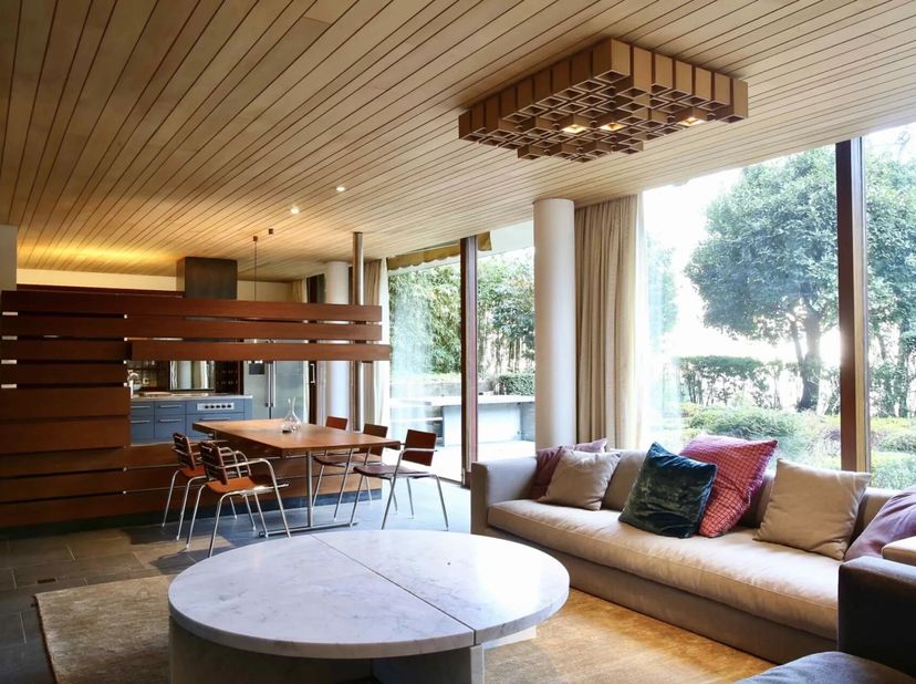 Lumineux appartement de ± 172 m² situé au rez-de-chaussée dun immeuble moderniste face au Jardin du Roi, avec un jardin privé de ± 160 m² offrant une