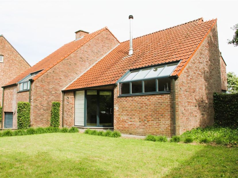 Maison spacieuse de 4 chambres à coucher sur 10a 60ca à Tielen<br />
Situation : Situation calme mais centrale près du centre du village de Tielen, av