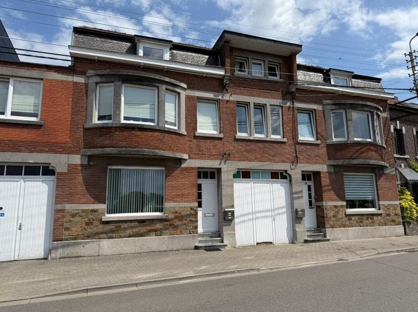 LOT DE DEUX IMMEUBLES - 4 APPARTEMENTS<br />
<br />
Situé à proximité des commodités de Visé, cet ensemble immobilier se compose de deux immeubles mit