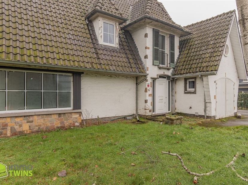 Statige villa met uitzonderlijk potentieel op toplocatie in Berlare<br />
Ontdek deze karaktervolle te renoveren villa op een ruim perceel van maar li