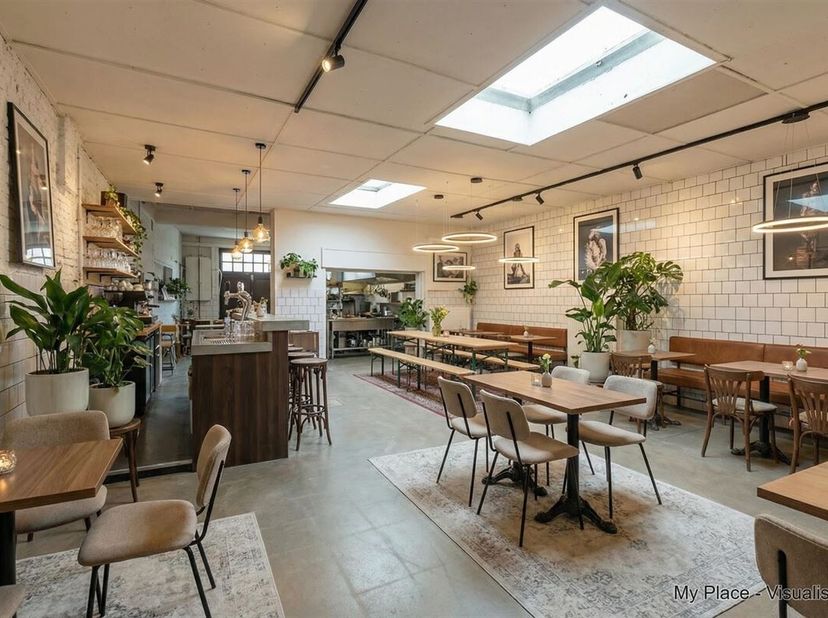 RICHTPRIJS: € 375.000,00. Uniek gelegen op de Markt van Herk-de-Stad, biedt dit ruime pand een combinatie van wonen, werken en opslagmogelijkheden. De