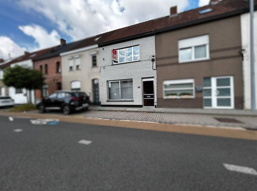 Gelijkvloers:<br />
Je stapt de woning binnen via de inkomhal, die leidt naar een ruime en gezellige leefruimte waar de zithoek en eetplaats mooi in e