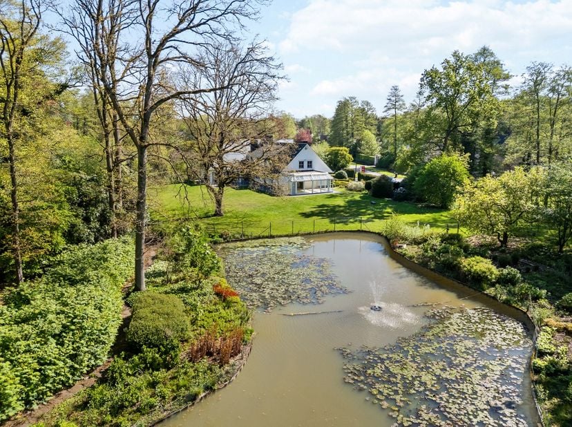 Charmante villa met ruime uitbreidingsmogelijkheden op een uniek privé-domein grenzend aan natuurgebied te Schilde<br />
In één van de meest gegeerde