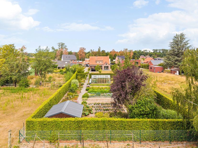 Rust, ruimte en wooncomfort komen perfect samen in deze uitstekend onderhouden villa aan de Heerlestraat 19 in Schulen (Herk-de-Stad). De woning genie