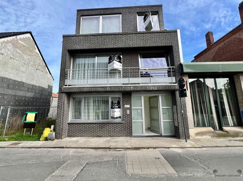 Bienvenue dans cet appartement de rez-de-chaussée situé au centre de Hamme !<br />
L'espace de vie d'une superficie de 67 m² offre tout ce dont vous
