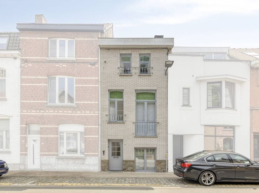 Dans la Boerderijstraat, dans le quartier populaire de Tournai à Courtrai, vous trouverez ce manoir de caractère exceptionnel, une maison qui respire