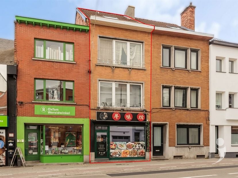 Op zoek naar een ruime gezinswoning op een toplocatie, of droomt u van een combinatie van wonen en werken? Boek dan snel uw bezoek!<br />
Deze karakte