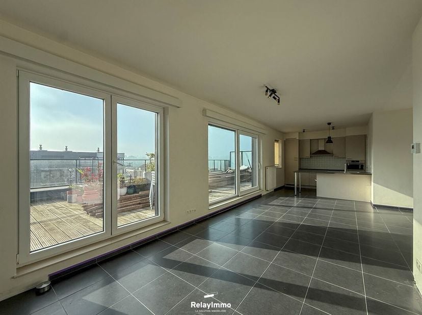 Prachtig appartement met 2 slaapkamers in een beveiligde luxe residentie op een steenworp afstand van het winkelcentrum Bastions.<br />
Bestaande uit:
