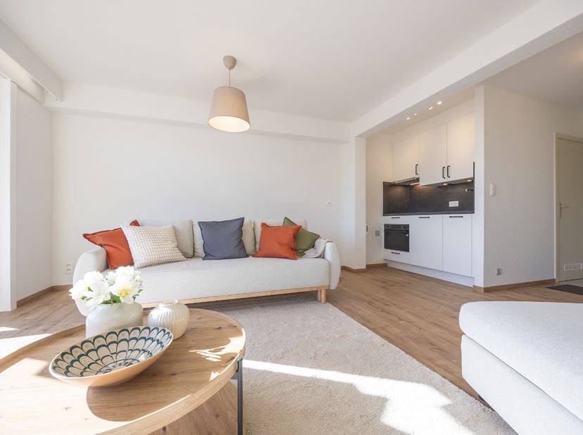 Deze uitzonderlijk lichtrijke studio met zuidgericht terras bevindt zich op de achtste verdieping van de stijlvolle Residentie Verdiende Rust (Zeedijk