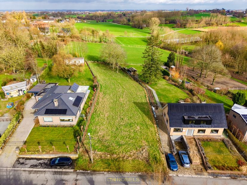 AANTREKKELIJKE BOUWGROND&amp;nbsp;van&amp;nbsp;1696m², gelegen in het landelijke Mater (Oudenaarde), midden in de prachtige&amp;nbsp;VLAAMSE ARDENNEN. Deze&amp;nbsp;R