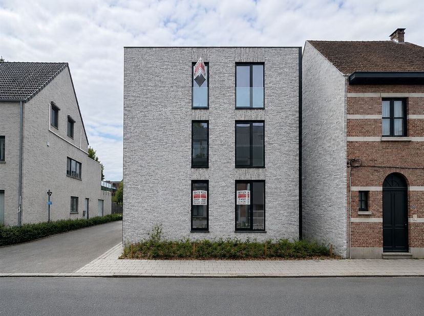 Appartement neuf avec terrasse spacieuse et place de parking<br />
Découvrez ce magnifique appartement nouvellement construit, fini avec des matériaux