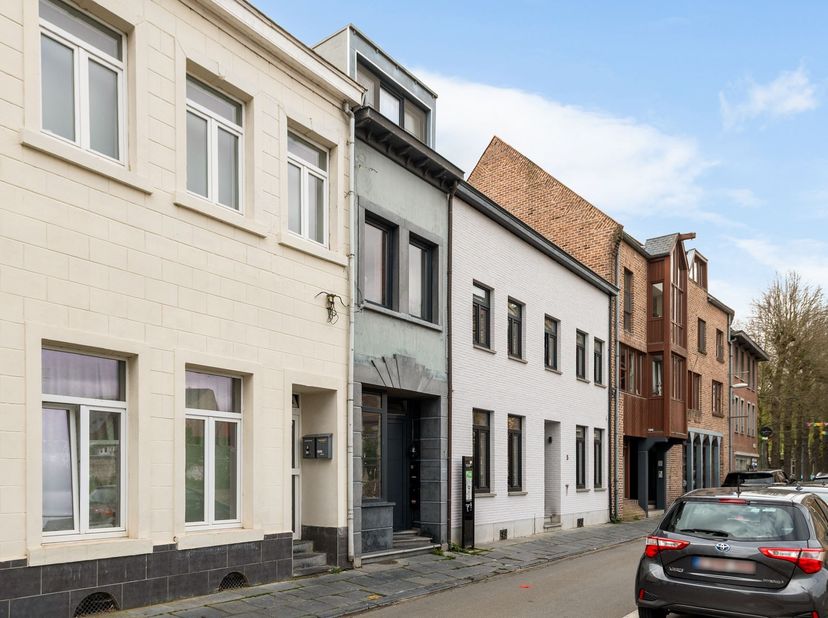 Veelzijdig handelspand met vergunning voor logies nabij de markt van Maaseik<br />
<br />
<br />
<br />
Op een strategische invalsweg richting de ma