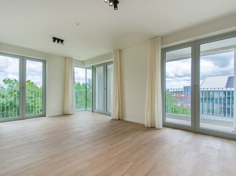 Dit nieuwbouwappartement van het project De Groene Poort geniet van een uitstekende ligging aan het Lobroekplein en het Kalverweipark, in de nieuwe dy