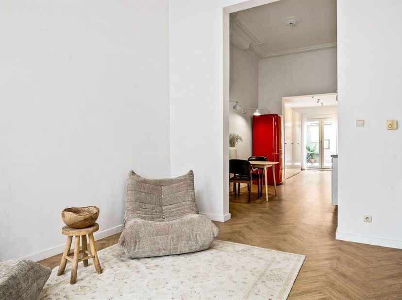 Ce charmant appartement au rez-de-chaussée est situé dans la rue Arendstraat à 2018 Anvers, dans le quartier recherché de Zurenborg. L'emplacement est