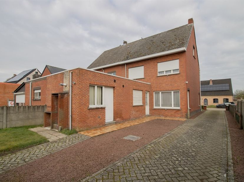 Maison rénovée de 3 chambres à coucher sur 643 m².<br />
Cette maison à rafraîchir offre de nombreuses possibilités d'agrandissement via les combles o