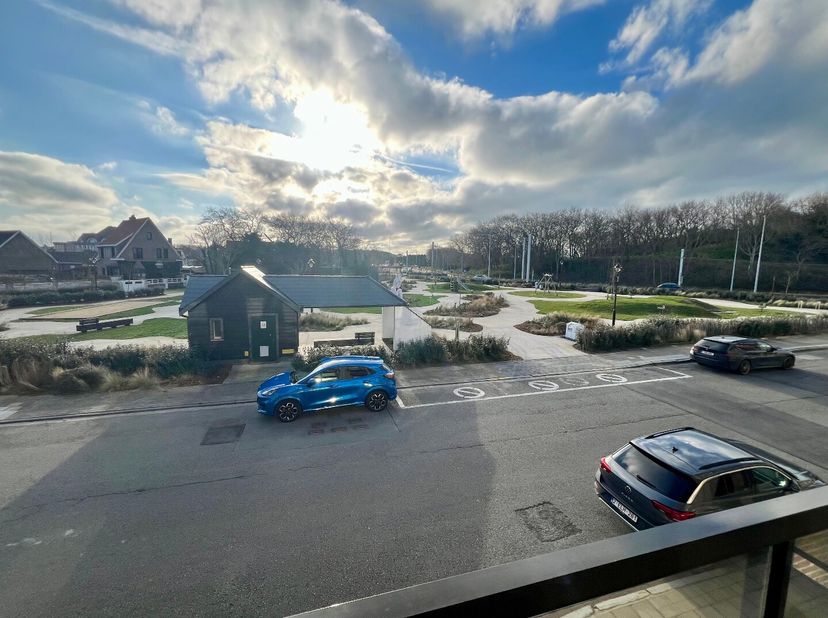 Gerenoveerd appartement met open zicht over het park Leopold II. U bevindt zich vlakbij de duinen, het strand alsook het winkelcentrum van Wenduine.<b