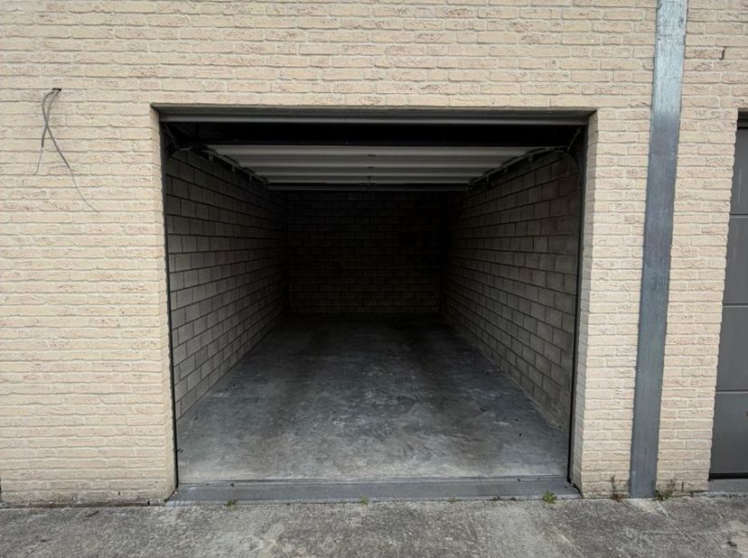 Garage à louer
                    à 2440 Geel