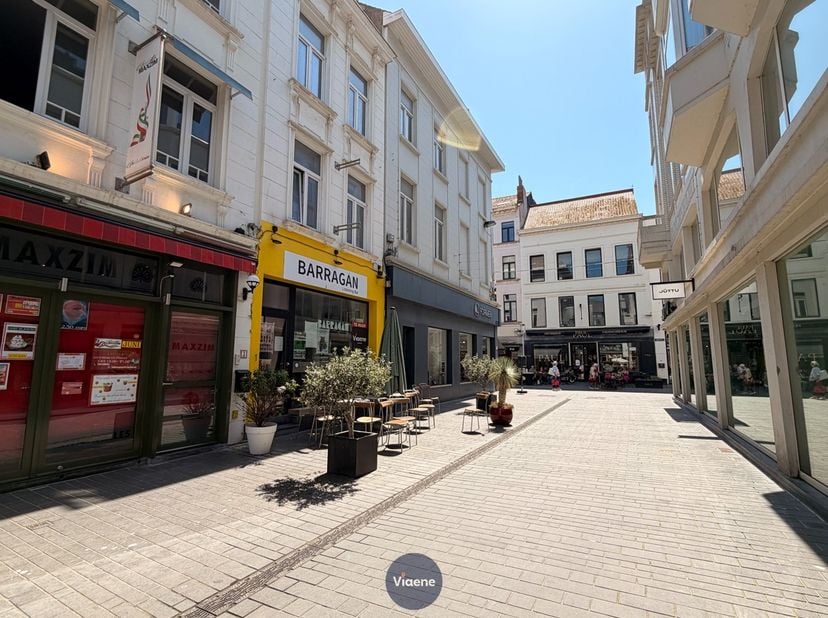 Strategisch gelegen handelspand op een commerciële locatie in een hippe wandelstraat omringd door trendy winkels en bloeiende horecazaken - gelegen na