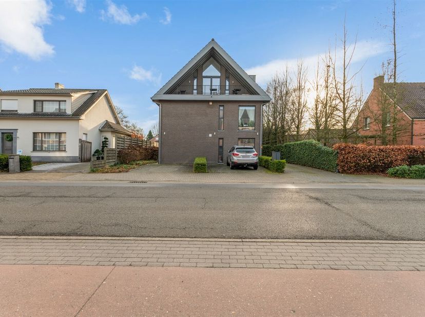 Opbrengsteigendom met 5 appartementen en 6 garages<br />
Op zoek naar een interssante investering? Deze opbrengsteigendom op een toplocatie in Arendon