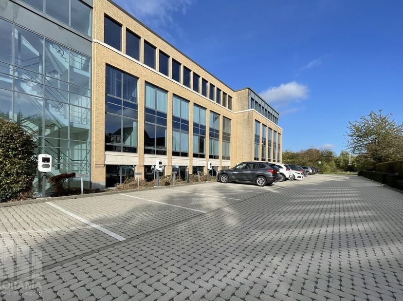 Bureau de 371 m² à louer avec visibilité du R0 à Zellik. L'espace qualitatif à un ascenseur, airco etc. et est situé dans le Exiten business park. Il