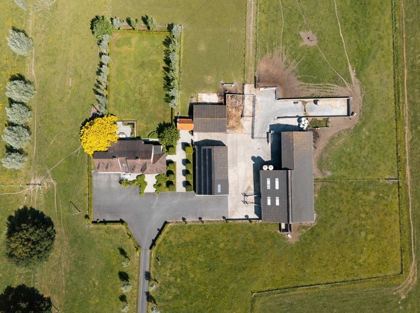 Op een uitzonderlijke topligging aan de flanken van de Oedelemberg ontvouwt zich deze karaktervolle boerderij, omgeven door uitgestrekte weides en pur