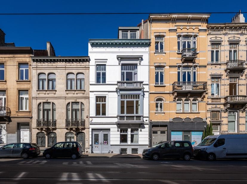 Gelegen op slechts een steenworp van het Cinquantenaire, biedt dit prachtige huis, ideaal gelegen, een bebouwde oppervlakte van ongeveer 600 m², aange