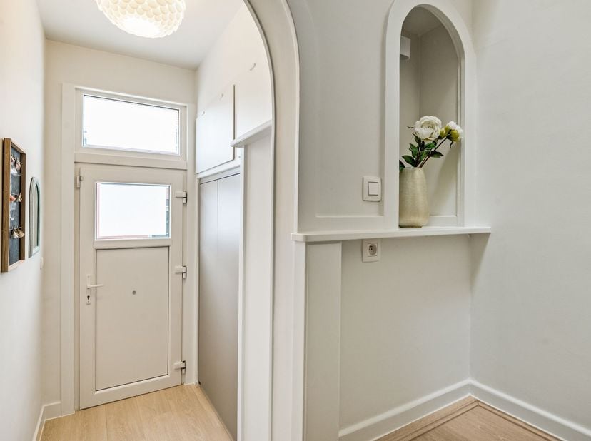 Deze verzorgde en instapklare gezinswoning bevindt zich in de Tirinusstraat te Deurne en biedt een aangename combinatie van ruimte en comfort. Bovendi