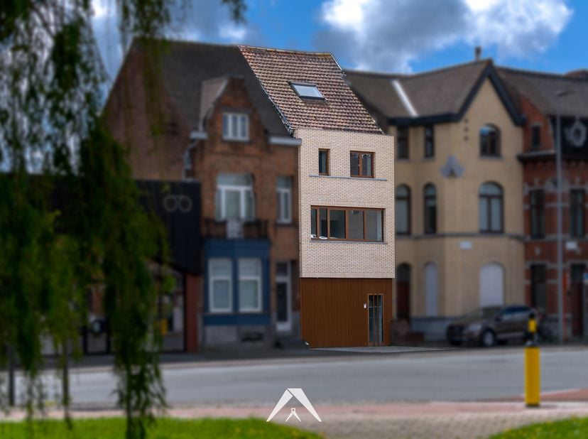 Op zoek naar een hedendaagse woning met een verrassend grote buitenruimte op een toplocatie nabij de Leie? Deze volledig vernieuwde stadswoning onder