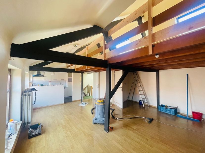 Brugge centrum, Vlakbij t' Zand en de Vestingen&amp;nbsp;<br />
<br />
&amp;nbsp; Uiterst GEZELLIGE DUPLEX &amp;nbsp;LOFT STUDIO ONDER HET DAK&amp;nbsp;<br />
&amp;nbsp;<