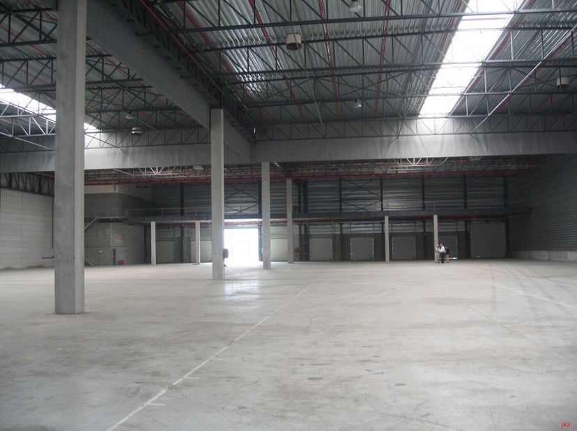 Dit bedrijfspand aan de Rijksweg in Bornem biedt een logistieke functie met bijbehorende kantoorruimte. De locatie bevindt zich op een zichtlocatie la
