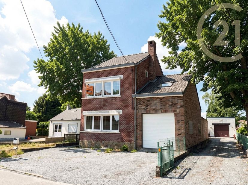 Gelegen in Velaine-sur-Sambre, biedt dit huis met 195 m² woonoppervlak op een perceel van 698 m² een royale en veelzijdige leefomgeving. Op de begane