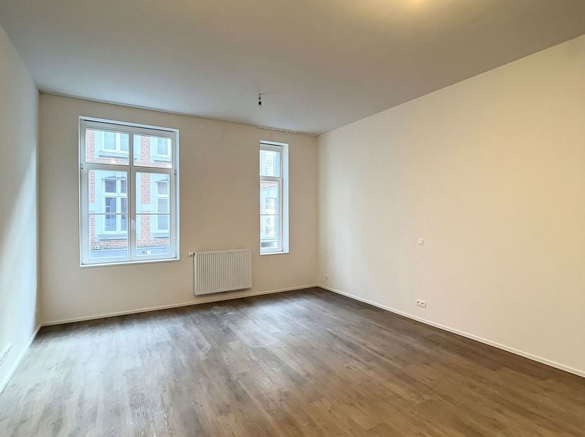 Deze prachtige studio van ca. 48,30 m² wordt voor het eerst bewoond en bevindt zich op de 1e verdieping van een volledig gerenoveerd gebouw dat zijn b