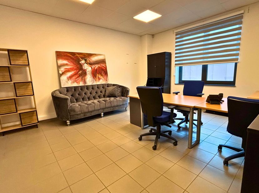 Immo Groot Leeuw vous propose à la location cet espace de bureaux idéalement situé dans la zone industrielle de Drogenbos. Grâce à sa position stratég