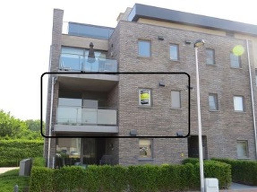 Zeer rustig gelegen appartement (96m2) te huur in Kermt, Abdissenstraat 7.<br />
Het appartement heeft 2 slaapkamers, leefruimte met groot keukeneilan