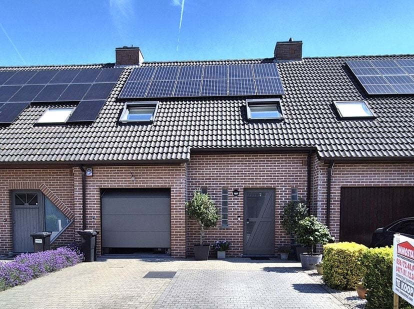 Bent u op zoek naar een perfect onderhouden woning waar comfort, ruimte en energiezuinig wonen hand in hand gaan? Dan zal deze instapklare gezinswonin