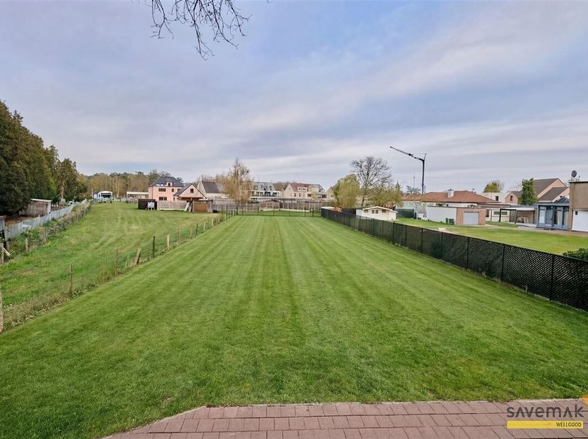 Ce terrain à bâtir (développement ouvert) de 7a32ca (largeur 16,04m) est situé dans une rue calme, mais à deux pas de Mol Centre.<br />
Depuis les voi