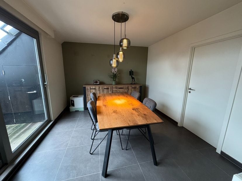 Zeer goed gelegen villa-appartement te Bachte-Maria-Leerne.&amp;nbsp;<br />
<br />
Het betreft een duplexappartement van circa 133m² met op de eerste verd