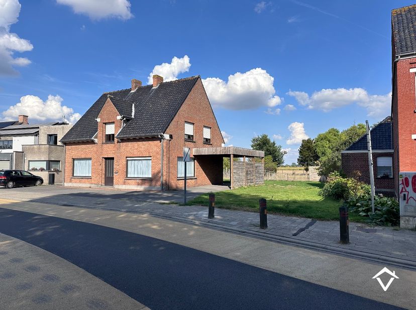 Deze alleenstaande woning bestaat uit: inkomhal - toilet - keuken - berging - wasplaats - living - oprit - carport - terras - tuin - extra bergruimte