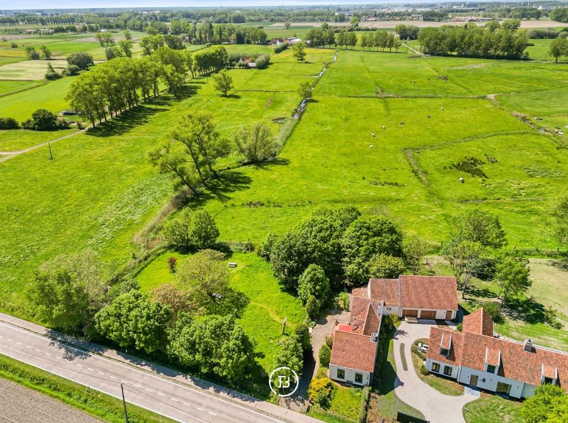 Gelegen langs de Koolkerkesteenweg in Oostkerke, midden in het groen en omgeven door uitgestrekte velden, bevindt zich deze eigendom met tal van mogel