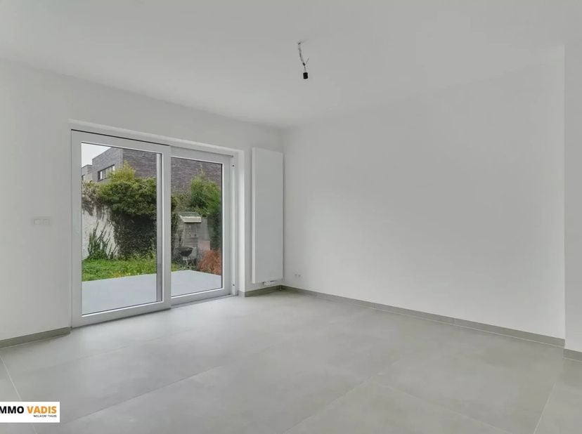 Deze volledig gerenoveerde woning (2023) biedt modern comfort en energiezuinig wonen in een rustige, landelijke omgeving in Borgloon. Met een conforme